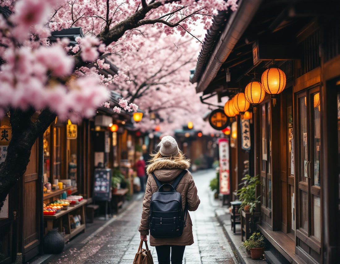 Randonneur à Kyoto dans une ruelle fleurie sous lanternes, ambiance tranquille. blog voyage japon